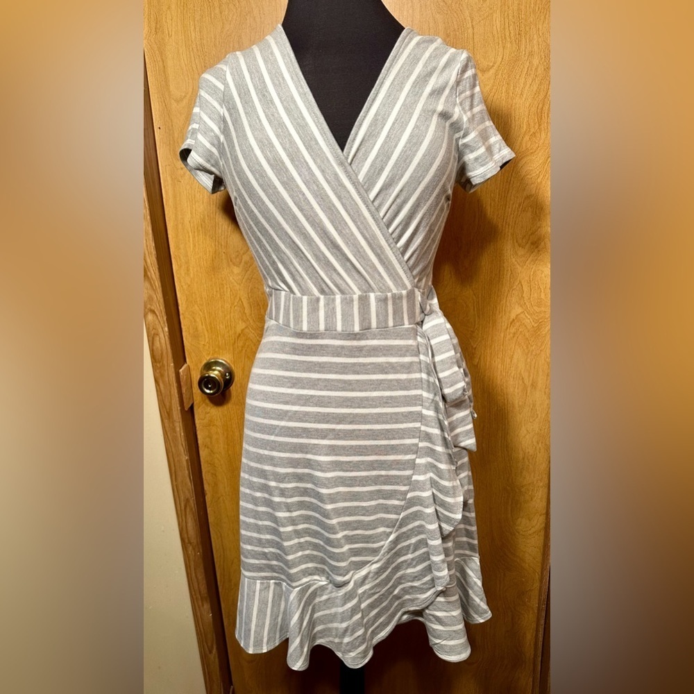 Gilli size medium faux wrap gray and white striped dress - Picture 5 of 12